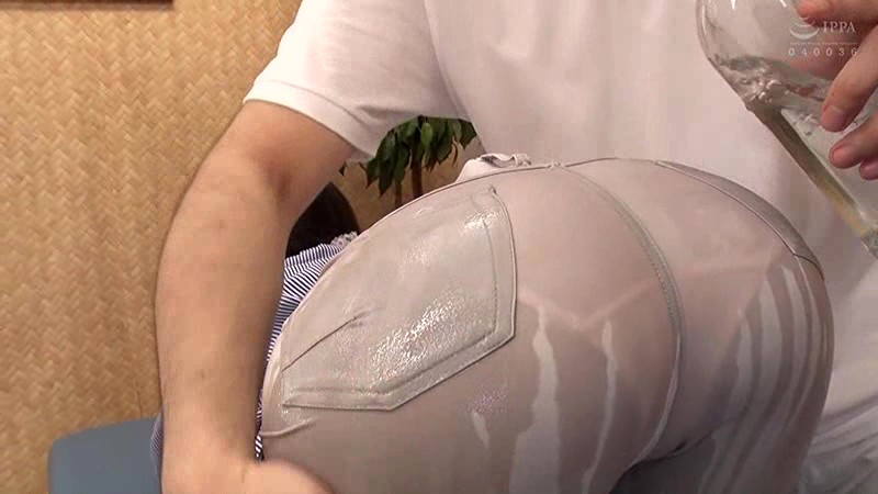 ピタパン尻から浮き出るくっきり透けパンティを見せられたら我慢出来るワケがないっ!!プリプリむっちり尻をじっくり視姦!!バックで即ハメ大量スペルマエロ尻汚し!! サンプル画像 No.3