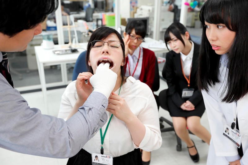 「イラマチオは女性にとって気持ちが良いのだろうか?」をイラマ未経験SOD女子社員が真面目に検証した結果ヤミツキのど奥SEXでえづき汁だらだら糸引き絶頂!! SOD性科学ラボ レポート5 サンプル画像 No.6