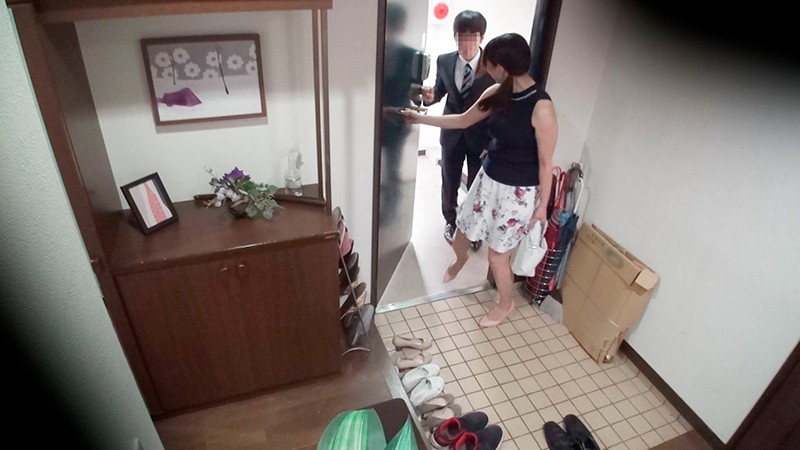 一般男女モニタリングAV 欲求不満な人妻さんによる性交動画盗撮企画!「私…旦那以外の身近な人と自分の家でセックスしたらすごい興奮すると思うんです……」絶倫変態妻が抱かれてみたかった年下男子を自宅に連れ込み性欲解放セックス隠し撮り!フル勃起若チ○ポに中出しさ… サンプル画像 No.1