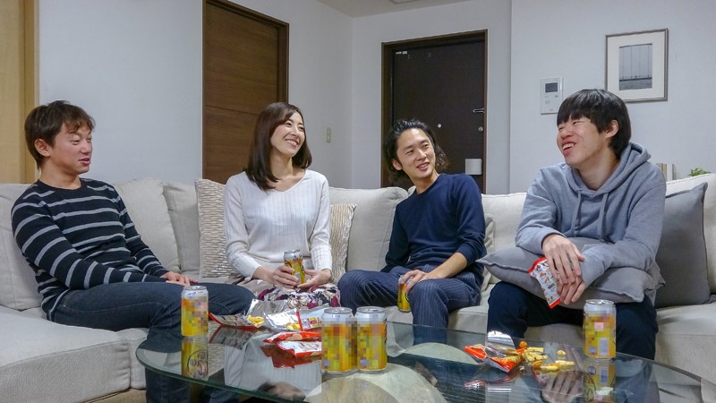 「そんなにイジったらおばさん…したくなっちゃう」旦那が隣の部屋にいて声が出せない状況で猛烈SEX!! サンプル画像 No.7