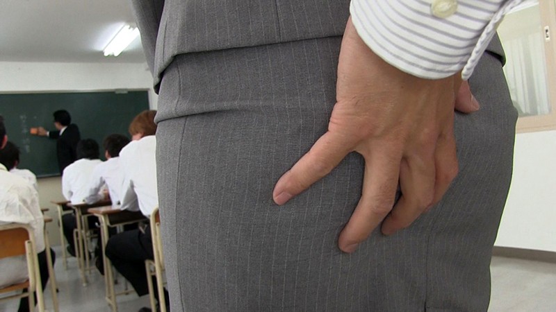 私を囲んで下さい、そしてスカートを汚して下さい 教育実習生・優希音の妄想着衣痴漢 サンプル画像 No.2