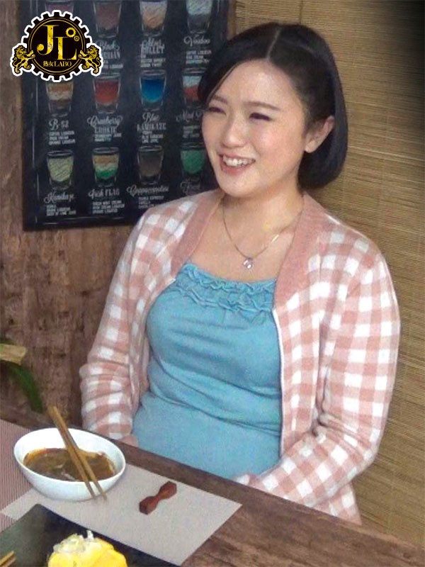 「おばさんを酔わせてどうするつもり?」若い男女で溢れ返る相席居酒屋で一人呑みしている熟女を狙い撃ちで口説いてお持ち帰り!寂しさと欲求不満が募った素人奥さんの乾いたカラダはよく濡れる!!VOL.7 サンプル画像 No.6