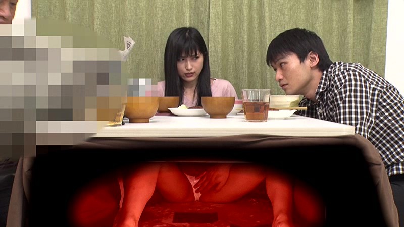 コタツの中で隣の父に内緒で義母のマ○コに悪戯してたらエスカレートして声を我慢してむしゃぶり合う近親相姦SEX受精中出し サンプル画像 No.8