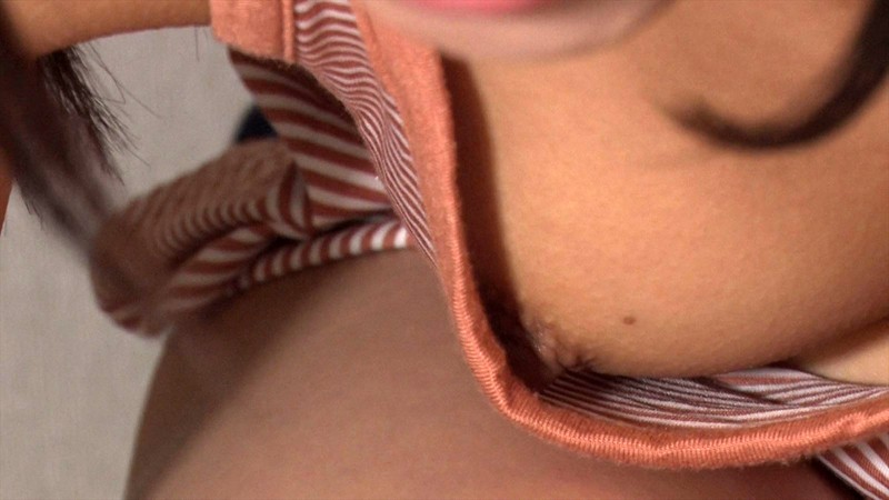近所に住むノーブラタンクトップ姿の無防備に胸チラさせるつるぺた貧乳娘に媚薬を飲ませると敏感なカラダに!超絶感じやすい乳首を触りながら激ピストン!効果抜群過ぎて何度も仰け反り痙攣イキ! サンプル画像 No.1