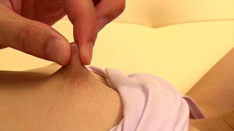 近所に住むノーブラタンクトップ姿の無防備に胸チラさせるつるぺた貧乳娘に媚薬を飲ませると敏感なカラダに!超絶感じやすい乳首を触りながら激ピストン!効果抜群過ぎて何度も仰け反り痙攣イキ! サンプル画像 No.8