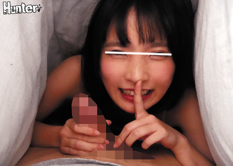 「えっ!?こんな所で何て事をするんだ!」いたずら好きの義理の妹に手をやいています!突然出来た義理の妹は自由奔放でエッチ好きな小悪魔タイプ!!いつもボクにギリギリの誘惑をしてきます!!当然、ボクは毎回勃起しています!!それを見た義理の妹は更に面白がって… サンプル画像 No.3