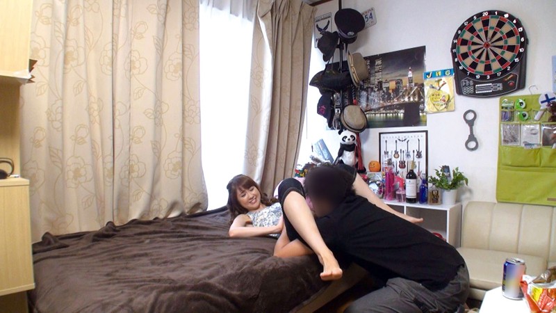 イケメンが熟女を部屋に連れ込んでSEXに持ち込む様子を盗撮した動画。 FANZA限定!先行配信スペシャル!!56 サンプル画像 No.4