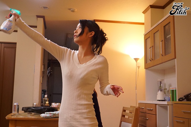 消臭スプレー媚薬混入イタズラ発生!うるさい姉達が肉食ビッチに大変身! 手下の弟のチ●ポを泣いて求めるむさぼりSEX 篠田ゆう 鈴木さとみ サンプル画像 No.2