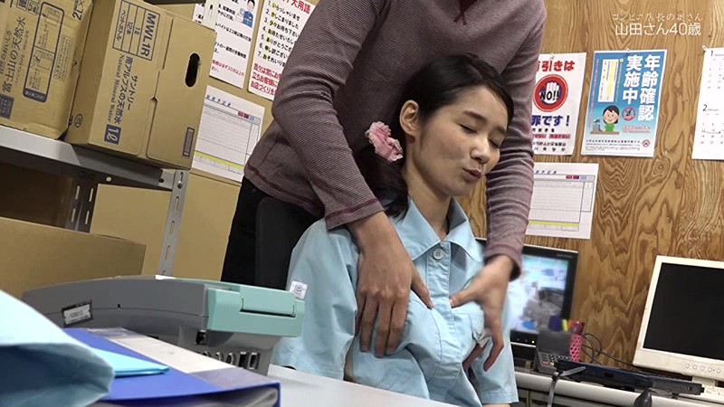 コンビニで一緒に働く店長の奥さんは誰もがソソる美熟女なのでヤラずにはいられない総集編 サンプル画像 No.1