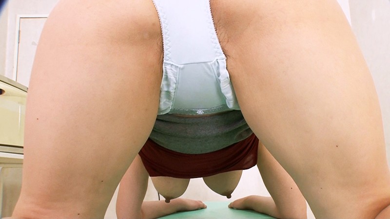 熟女のパンチラと勃起乳首 サンプル画像 No.3