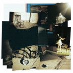 yeti let you notice/窓、花束、古い椅子。