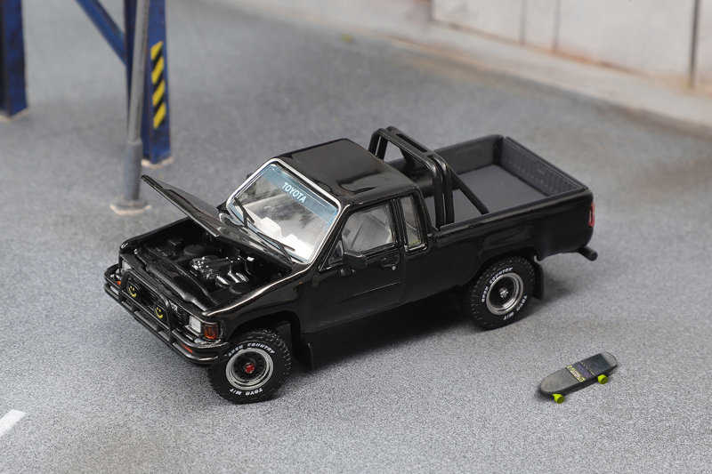 Toyota Hilux SR5 XTRA Cab 1985 LHD ’スケートボード付’ ブラック