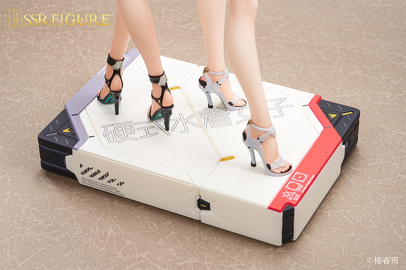 「硬式水着女子」