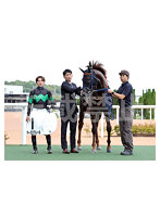 ［2026/10/04京都1Rマーズエクレール］口取り関係者写真2L判
