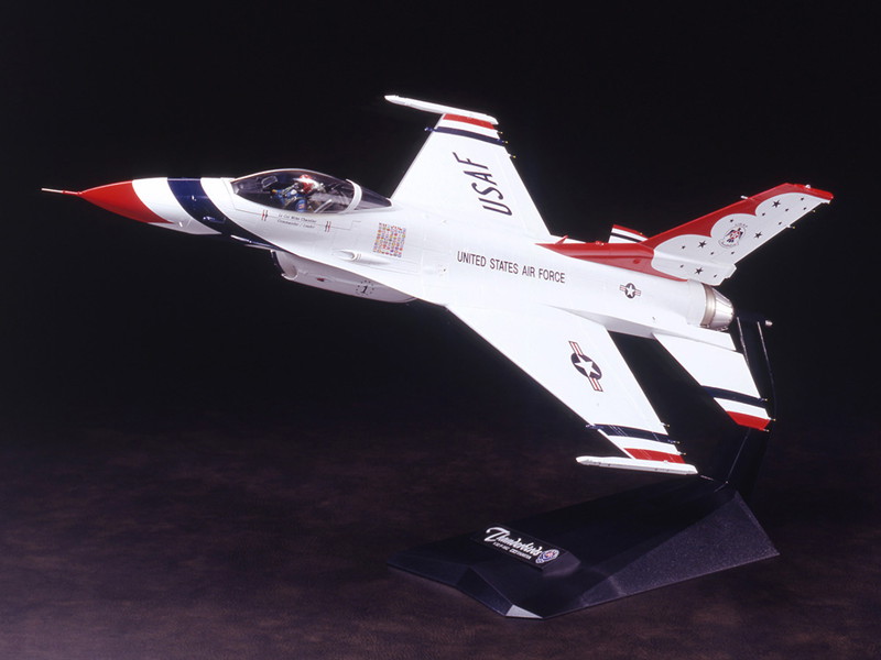 飛行機 1/32 F-16C サンダーバーズ 飛行機 1/32 F-16C サンダーバーズ