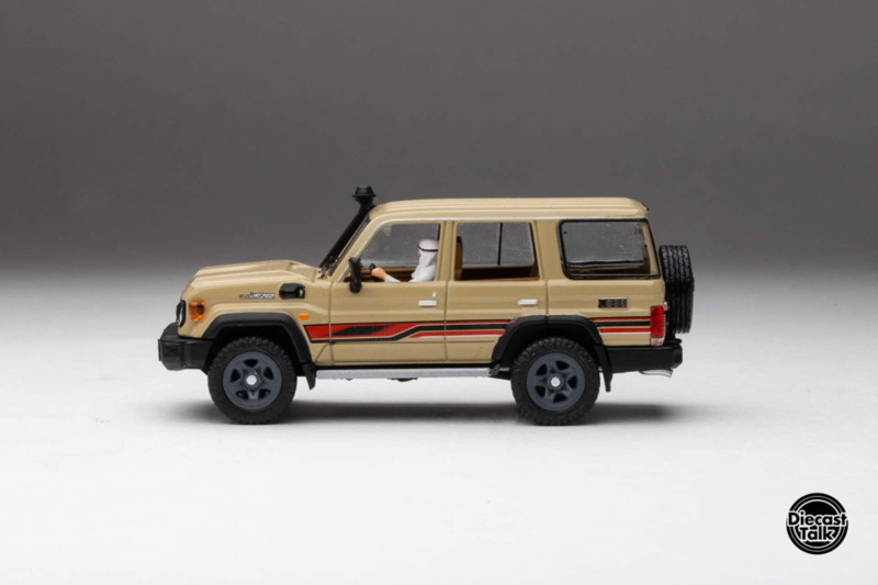 トヨタ ランドクルーザー 70 アラブ仕様 Diecasttalk特注品